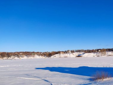 Volga nehri ve Tutaev köyü ile kırsal Rus kış manzarası