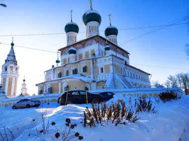 Volga nehri ve Tutaev köyü ile kırsal Rus kış manzarası