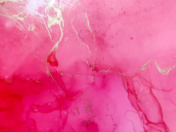 Alkol mürekkebinin arka plan dokusu kırmızı renkte. Damlaları ve lekeleri olan soyut ateş boyası.