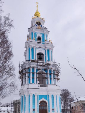 Gri gökyüzüne karşı uzun, güzel bir çan kulesi