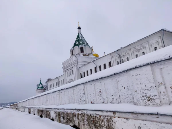 Белые Каменные Стены Монастыря Купола Церквей — стоковое фото