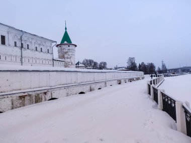 Manastırın beyaz taş duvarları ve kilise kubbeleri