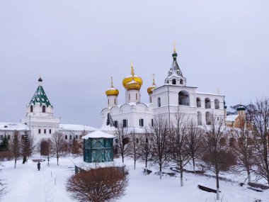 Manastırın beyaz taş duvarları ve Belfries 'li katedraller.