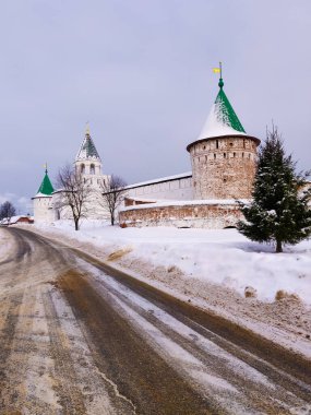 Manastırın beyaz taş duvarları ve Belfries 'li katedraller.