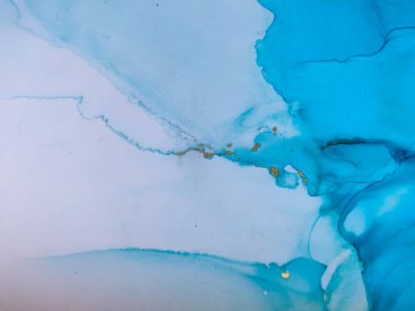 Alkol mürekkebinin arka plan dokusu mavi renkte. Damlaları ve lekeleri olan soyut boya.