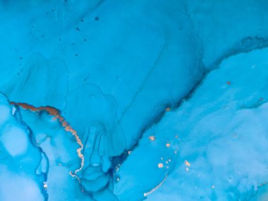 Alkol mürekkebinin arka plan dokusu mavi renkte. Damlaları ve lekeleri olan soyut boya.