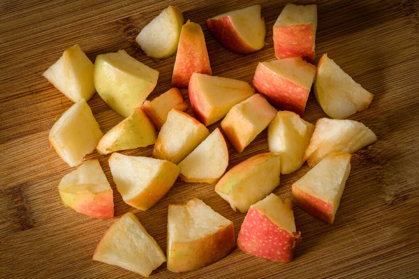 Hög Med Tärnade Röda Äpplen Bitar Äpple Sittande Träflisbrädet — Stockfoto