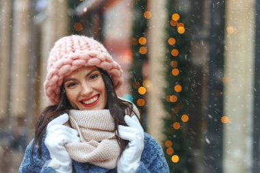 Klas esmer kadın, karlı havada şehirde yürüyor. Boş boşluk