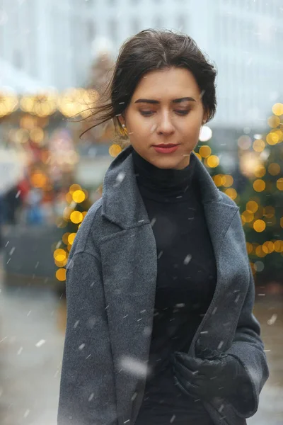 Adorable Brunette Woman Wears Trendy Coat Walking City Decorated Christmas — Stock Photo, Image