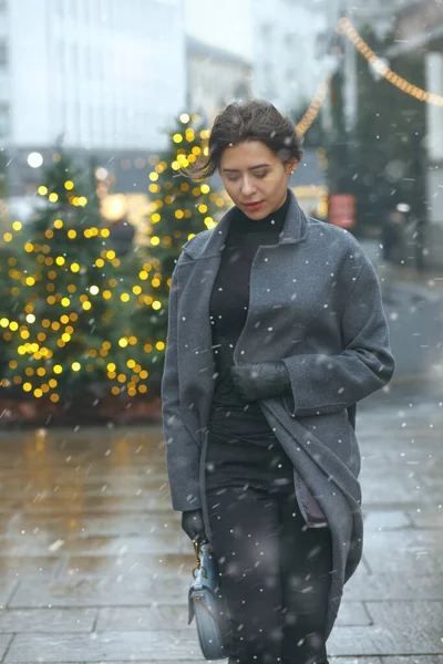 Pretty Brunette Woman Wears Trendy Coat Walking City Decorated Christmas — Stock Photo, Image