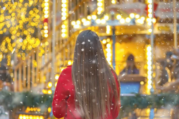 Cudowna Młoda Kobieta Długimi Włosami Spacerująca Ulicy Podczas Opadów Śniegu — Zdjęcie stockowe