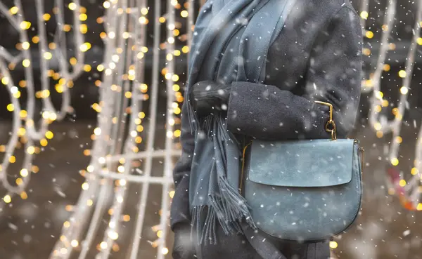 Модная Одетая Женщина Носит Серое Пальто Шарф Держа Синюю Кожаную — стоковое фото