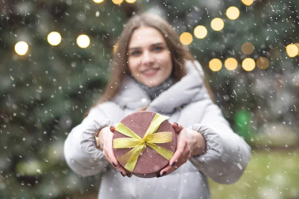 Stunning Blond Woman Holding Gift Box Street Snowfall Blurred Background — Stock Photo, Image