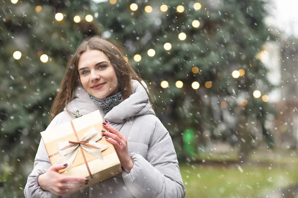 Cool Blond Woman Holding Gift Box Street Snowfall Empty Space — Stock Photo, Image