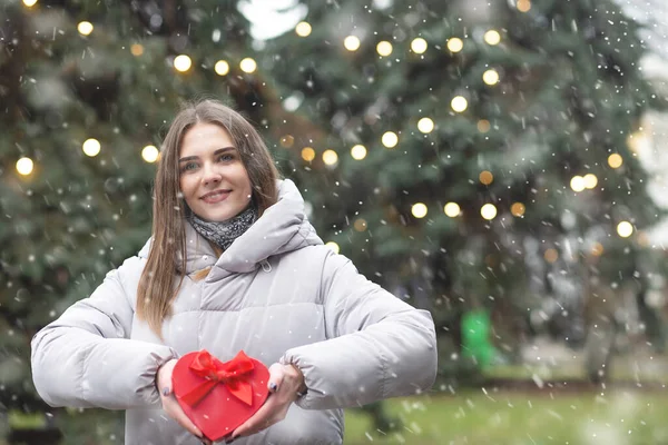 Charming Blond Woman Holding Gift Box Street Snowfall Empty Space — Stock Photo, Image