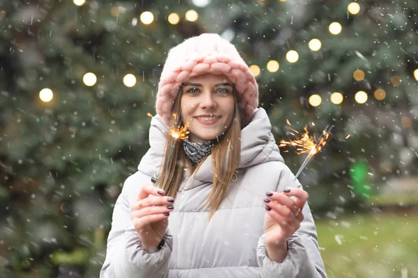 Awesome Smiling Woman Having Fun Sparklers New Year Tree Snowfall — Stock Photo, Image