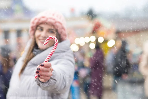Urocza Blondynka Cukierkami Jarmarku Świątecznym Podczas Opadów Śniegu Miejsce Tekst — Zdjęcie stockowe