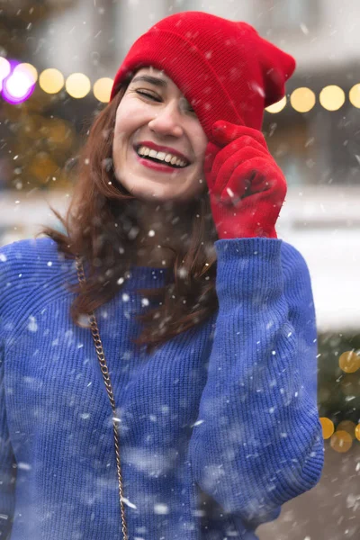 在降雪期间 一个奇怪的黑发女人在圣诞节的集市上散步 — 图库照片