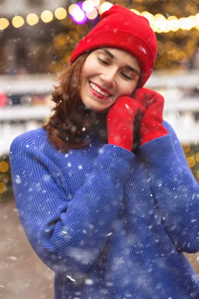 Charming Brunette Woman Wears Red Cap Blue Sweater Walking Christmas — Stock Photo, Image