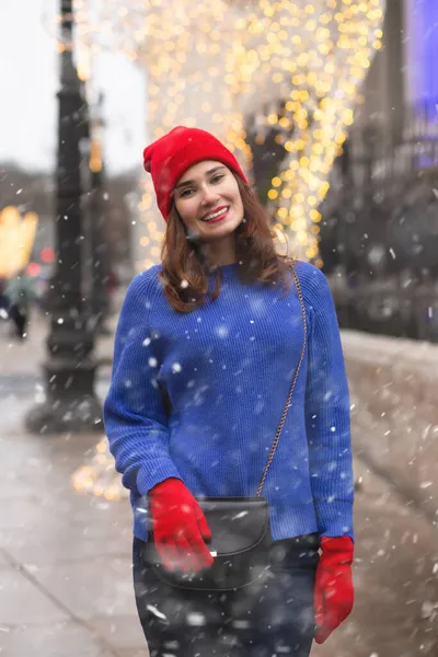 Smiling Brunette Woman Walking Christmas Fair Snowfall — Stock Photo, Image