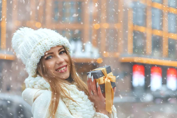 Cheerful Blond Woman White Coat Holding Gift Box Street Snowfall — Stock Photo, Image