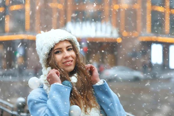 Muhteşem Esmer Kadın Kar Yağarken Şehirde Çelenklerle Süslenmiş Örgü Şapka — Stok fotoğraf