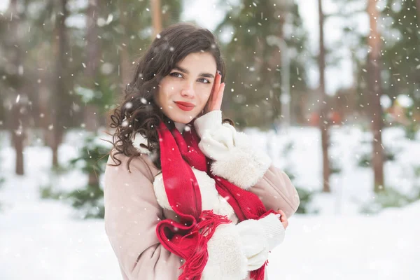 Милая Женщина Красной Помадой Позирующая Снежную Погоду Пустое Пространство — стоковое фото