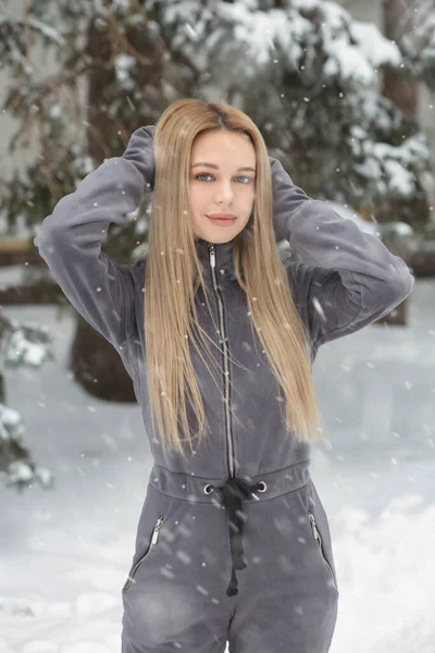 Erstaunliche Frau Mit Langen Haaren Posiert Bei Verschneitem Wetter Wald — Stockfoto