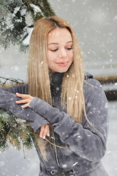 Mulher Incrível Com Cabelos Longos Posando Floresta Tempo Nevado — Fotografia de Stock