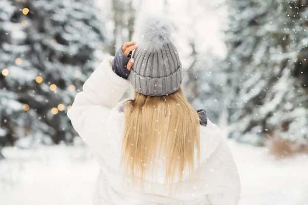 Mulher Loira Jovem Casaco Branco Olhando Para Floresta Tempo Nevado — Fotografia de Stock