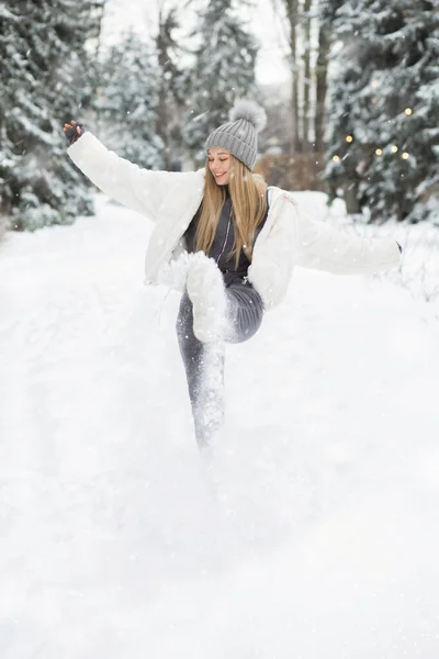 Mulher Loura Alegre Brincando Floresta Durante Queda Neve — Fotografia de Stock