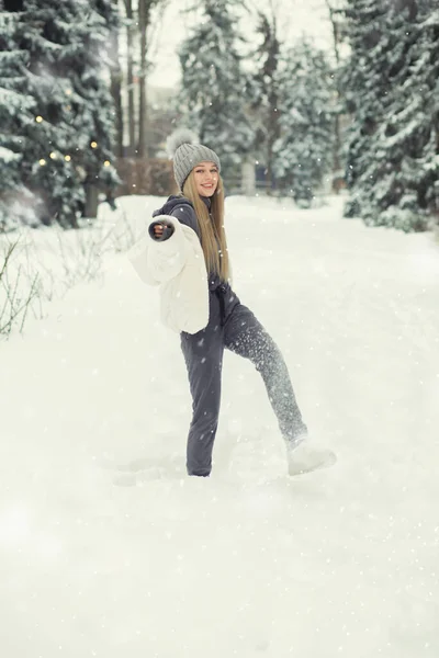 Mulher Loira Encantadora Brincando Floresta Durante Queda Neve — Fotografia de Stock