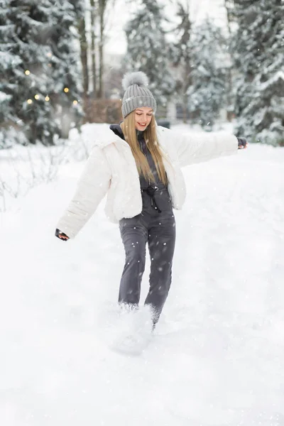 雪の中森の中で遊んでいる素敵なブロンドの女性 — ストック写真