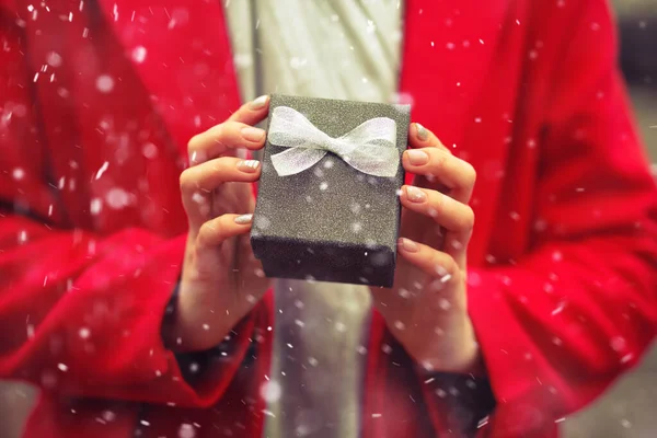 Woman Dressed Warm Winter Coat Holding Gift Box Bow Snowfall — Stock Photo, Image