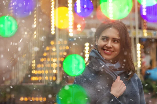 Happy Woman Wears Grey Coat Walking Street Bokeh Light Snowfall — Stock Photo, Image