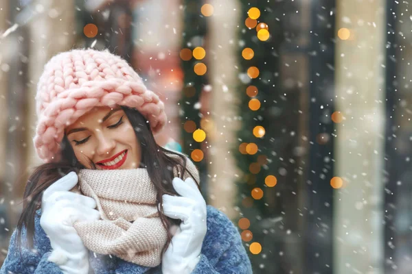 Charming Brunette Woman Coat Walking City Snowfall Empty Space — Stock Photo, Image