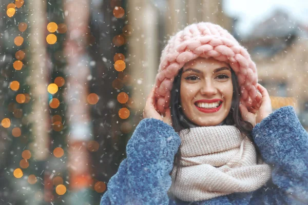 Kar yağışı sırasında şehirde yürüyen havalı esmer kadın. Boş boşluk