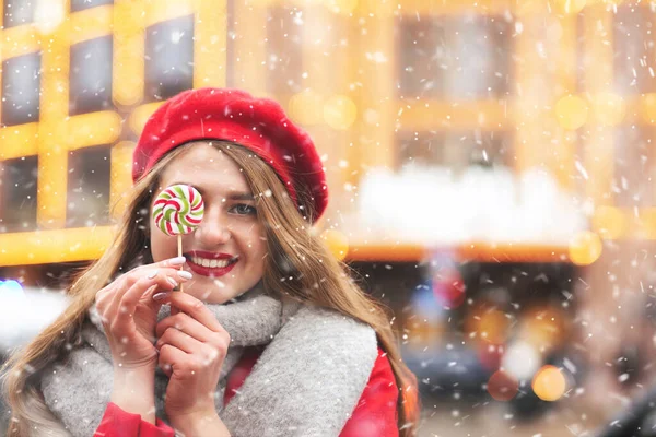 Piękna Pogodna Kobieta Ubrana Czerwony Płaszcz Ciepły Szalik Trzymający Cukierki — Zdjęcie stockowe