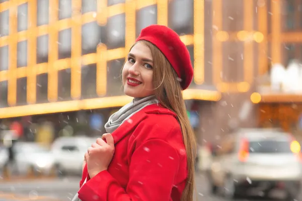 God Ung Kvinna Röd Rock Promenader Gatan Mässan Snöfallet — Stockfoto