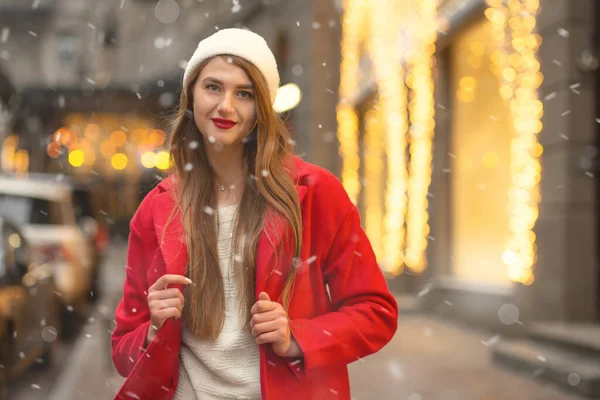 Casual Dressed Blond Woman White Hat Winter Coat Walking City — Stock Photo, Image