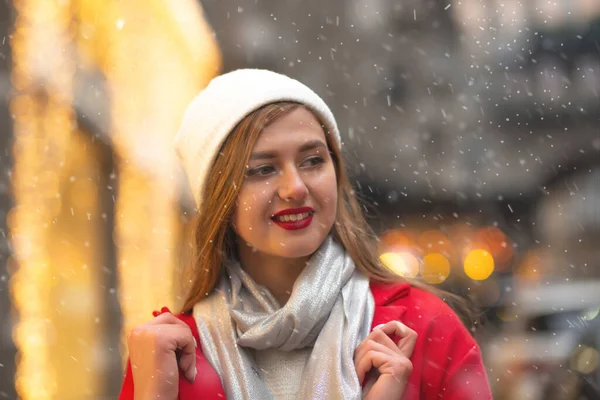 Niesamowita Młoda Kobieta Czerwonym Płaszczu Spacerująca Ulicach Podczas Opadów Śniegu — Zdjęcie stockowe