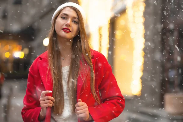 Mujer Joven Gloriosa Abrigo Rojo Caminando Feria Calle Durante Nevada — Foto de Stock