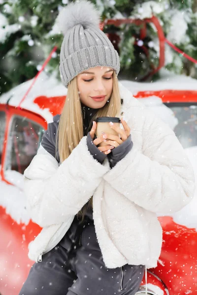 Meravigliosa Donna Bionda Beve Caffè Durante Nevicata — Foto Stock