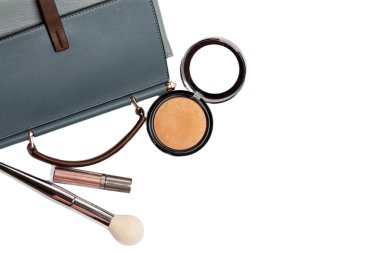 Makyaj fırçası, toz ve sıvı göz gölgeleri kadının çantasından düşer. Beyaz arkaplan