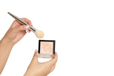 Beyaz arka planda izole edilmiş fırçayla fosforlu kalem tutan kadın.