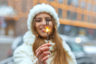 Hoş sarışın kadın şehirde parlak ışıklarla eğleniyor.
