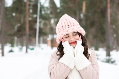Kış parkında yürüyen hoş bir genç bayan. Metin için boşluk