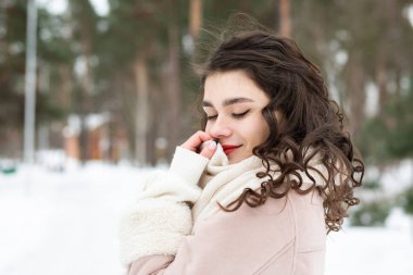 Kış parkında yürüyen muhteşem genç bir kadın. Metin için boşluk