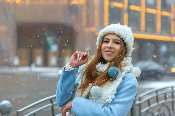 Attractive Blond Woman Walking City Winter Empty Space — Stock Photo, Image