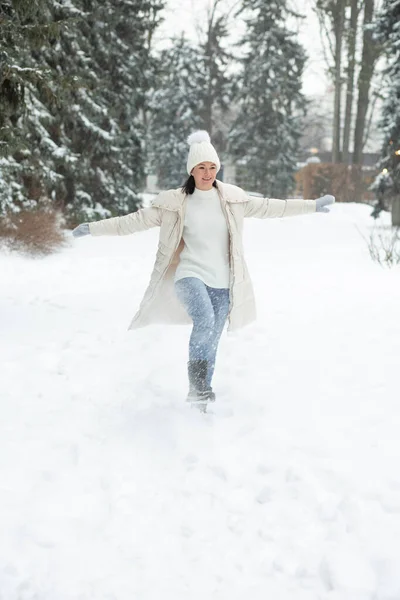 Όμορφη Νεαρή Γυναίκα Παίζει Χιόνι Στο Πάρκο — Φωτογραφία Αρχείου